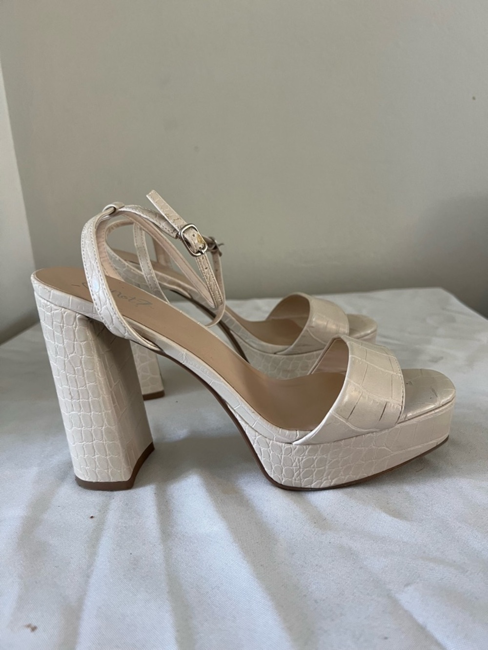 Beige Croc Embossed Platform Heels Ankle Strap Block Heel Size 8.5 - Picture 5 of 6